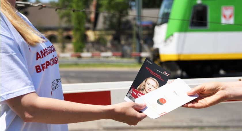 Ignorowanie znaku STOP na przejeździe kolejowym może kosztować życie