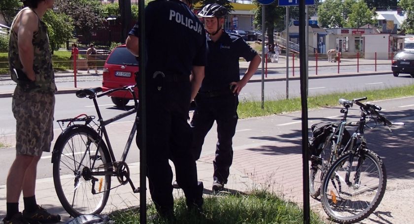 Policjanci przypominają o zabezpieczeniu roweru specjalnym znakowaniem