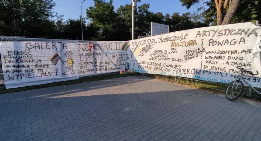 Kibicowski street art pojawił się na stadionowym ogrodzeniu