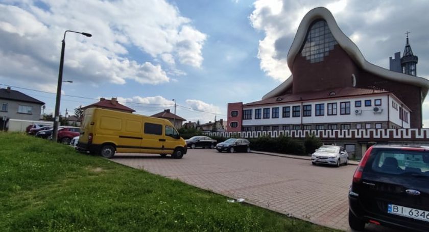 Parking pod kościołem Św. Kazimierza na razie zostaje