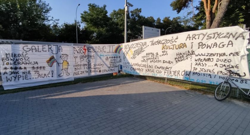 Kibicowski street art pojawił się na stadionowym ogrodzeniu
