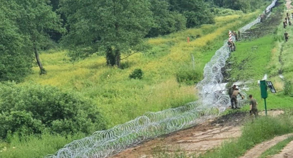 Dla bezpieczeństwa na granicy polsko – białoruskiej montuje się 150 km drutu kolczastego