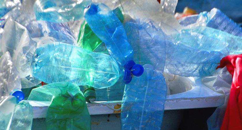 Plastikowe śmieci walają się po całej ziemi. Jest to duży problem