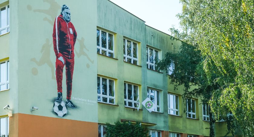 Mural z Kazimierzem Górskim pojawił się na budynku szkoły, której jest patronem