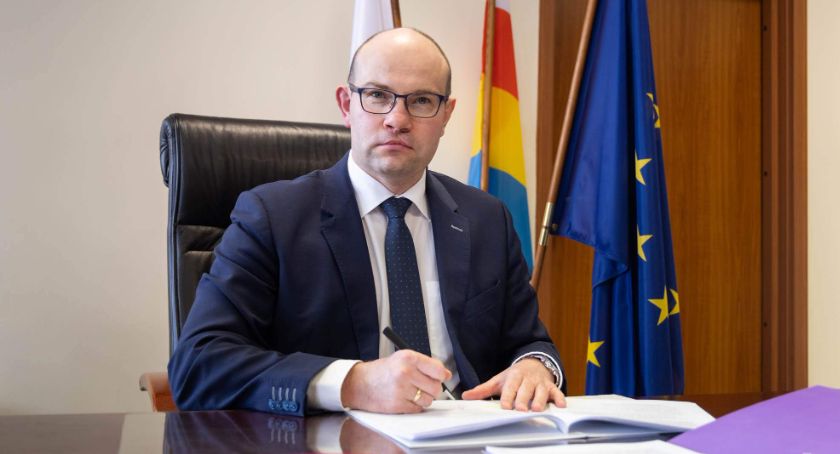 Szef miejskich struktur PiS jeszcze dobrze nie wyleciał, a już wrócił. Z mocnym wsparciem prezesa Kaczyńskiego