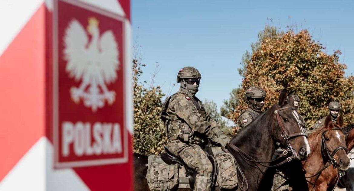 Białorusini zwożą na granicę kolejnych migrantów. Z naszej strony pojawiły się patrole konne Terytorialsów 