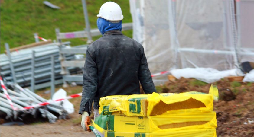 Cudzoziemcy uzupełniają luki na rynku pracy. Zarobki? Niewiele ponad 3 tys. zł