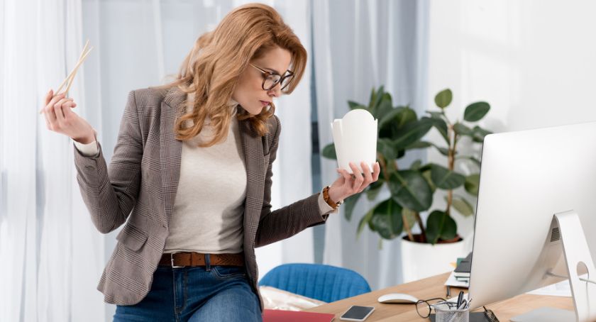 Jak dbać o sylwetkę i zdrowie mimo siedzącej pracy?