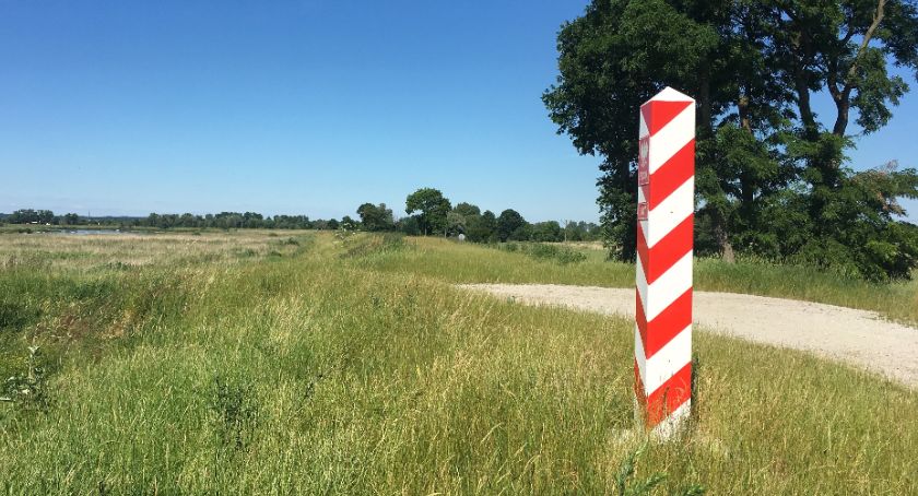 Polscy strażnicy graniczni łapią nielegalnych migrantów, którzy przedostają się z Białorusi. Dodatkowo łapią przemytników z Litwy
