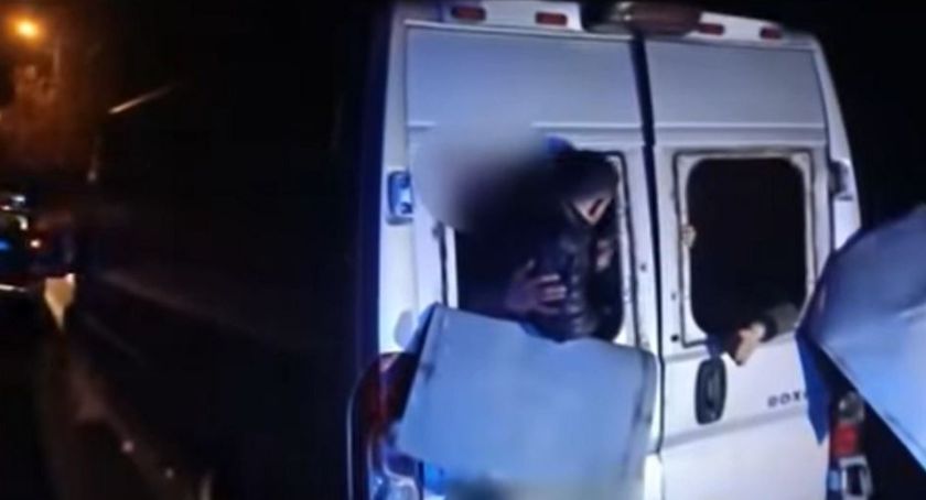 Nielegalni migranci z Iraku zdemolowali busa, którym wiózł ich przemytnik
