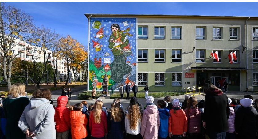 W Białymstoku przybyły nowe murale z Marią Konopnicką