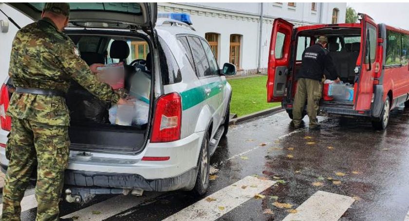 Straż Graniczna na bieżąco pomaga migrantom. Przekazuje im ubrania, jedzenie, wodę czy środki opatrunkowe