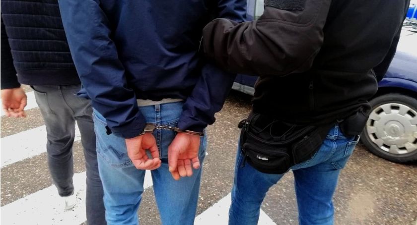 Sześciu Irakijczyków z zarzutami posiadania materiałów pornograficznych z udziałem dzieci. Przedostali się do Polski w grupie migrantów z Białorusi