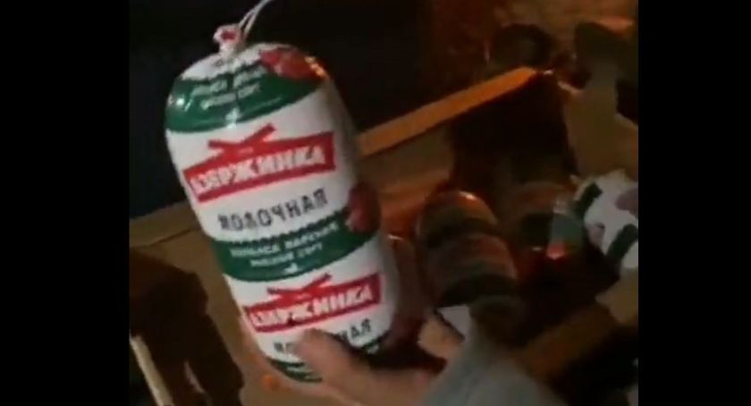 Migrantom koczującym w obozowisku na Białorusi przywożone jest jedzenie. I to dużo