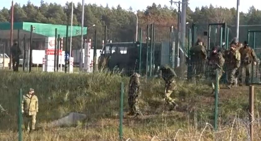 Pod Kuźnicę przybywa coraz więcej uzbrojonych funkcjonariuszy białoruskich służb. Możliwe, że to Specnaz [WIDEO]