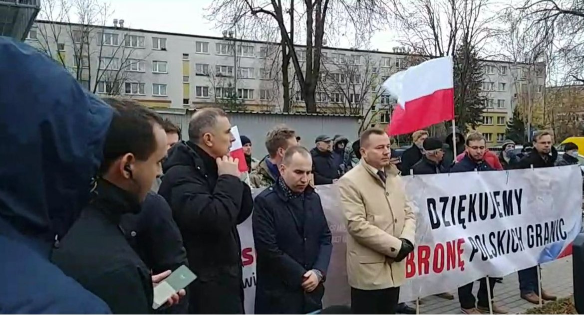 „Dziękujemy za obronę polskich granic” – patriotyczny gest pod siedzibą Straży Granicznej w Białymstoku