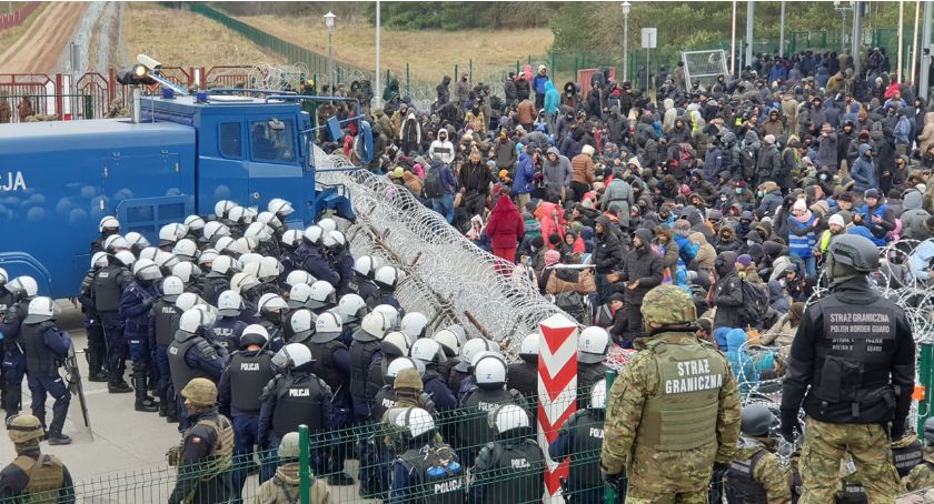 Migranci przedarli się przez ogrodzenie. Są pod polskimi zasiekami na przejściu granicznym w Kuźnicy [WIDEO]
