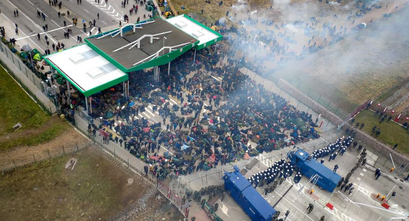 Łukaszenka grozi, że wyśle migrantów prosto do Monachium. Grupa Wyszehradzka nazywa stację BBC pożytecznymi idiotami