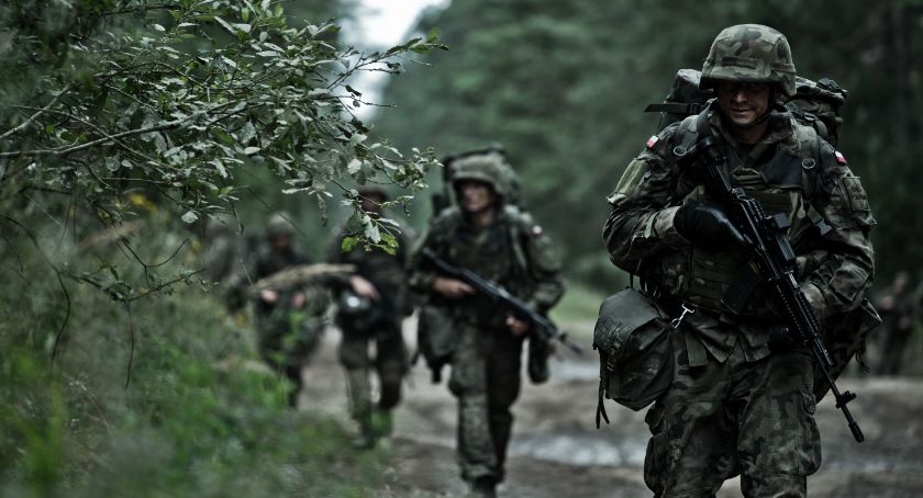 Propaganda wymierzona w polskich mundurowych przyniosła efekt odwrotny od zamierzonego