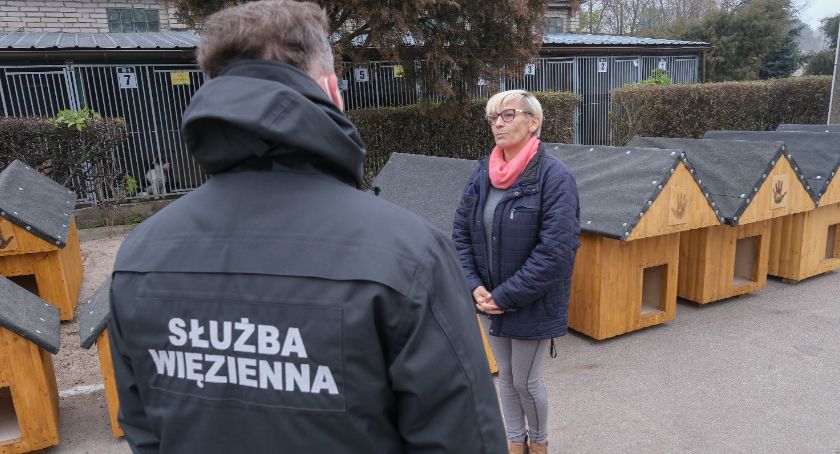 Do białostockiego schroniska dla zwierząt trafiły nowe budy. Wykonali je więźniowie