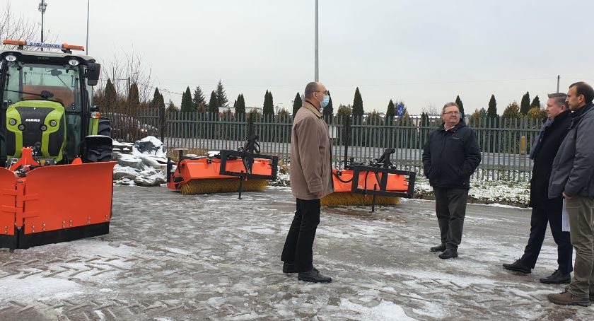 Władze powiatu białostockiego kupiły traktorki dla drogowców