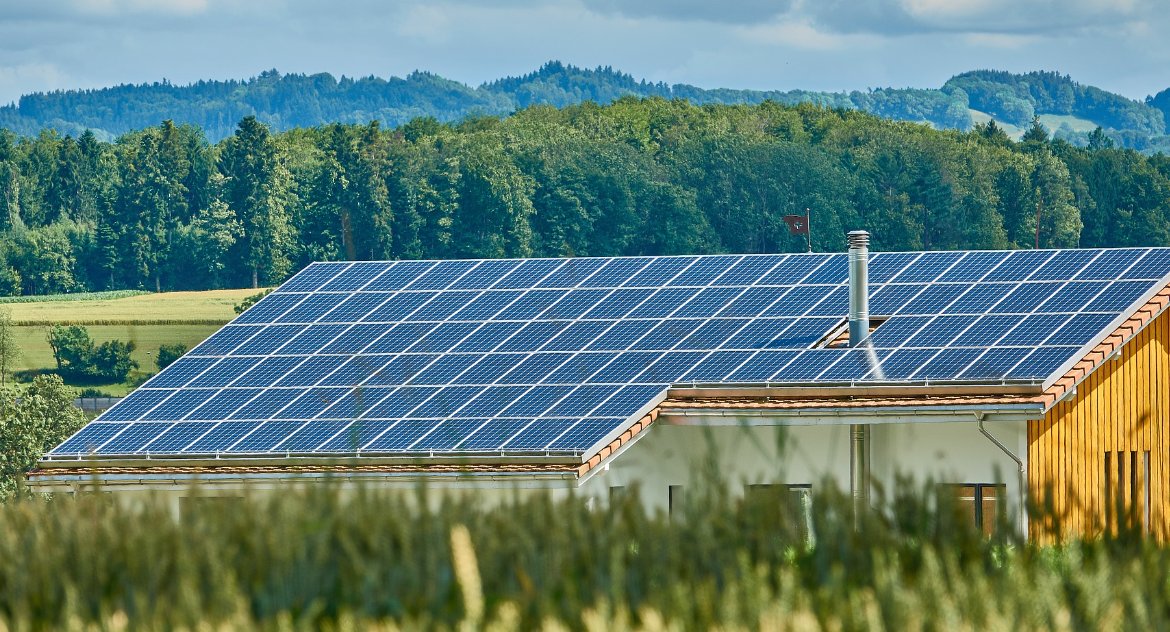 Fotowoltaika w firmie? Tak można ograniczyć koszty energii, gdy ceny prądu szybują