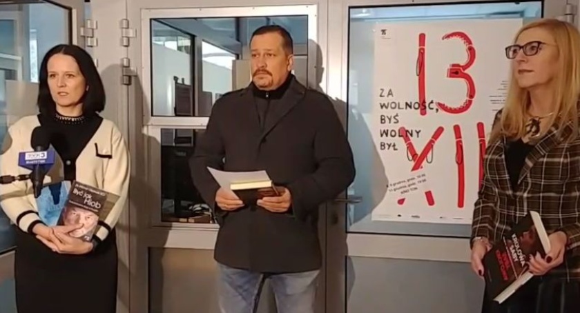 Radni przekazują książki pacjentom z onkologii. By w jakiś sposób osłodzić święta w szpitalu
