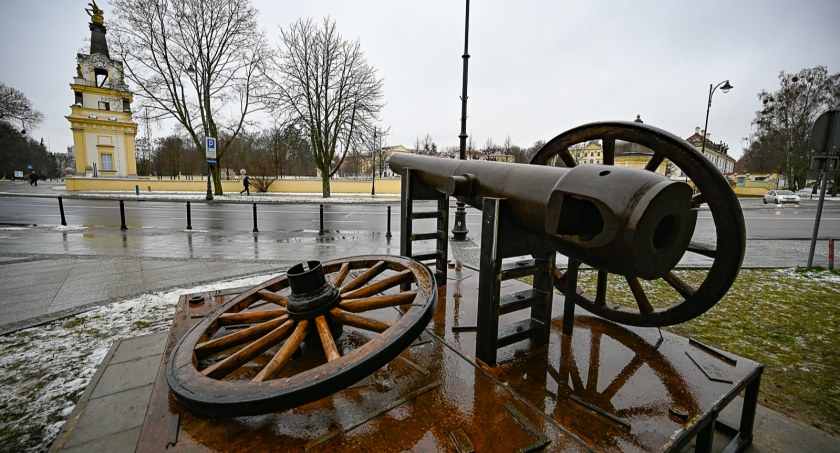 Pod Muzeum Wojska można podziwiać armatę