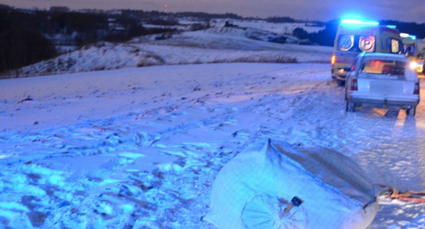 Zabawa na śniegu zakończyła się poważnym wypadkiem. Trzy osoby trafiły do szpitala