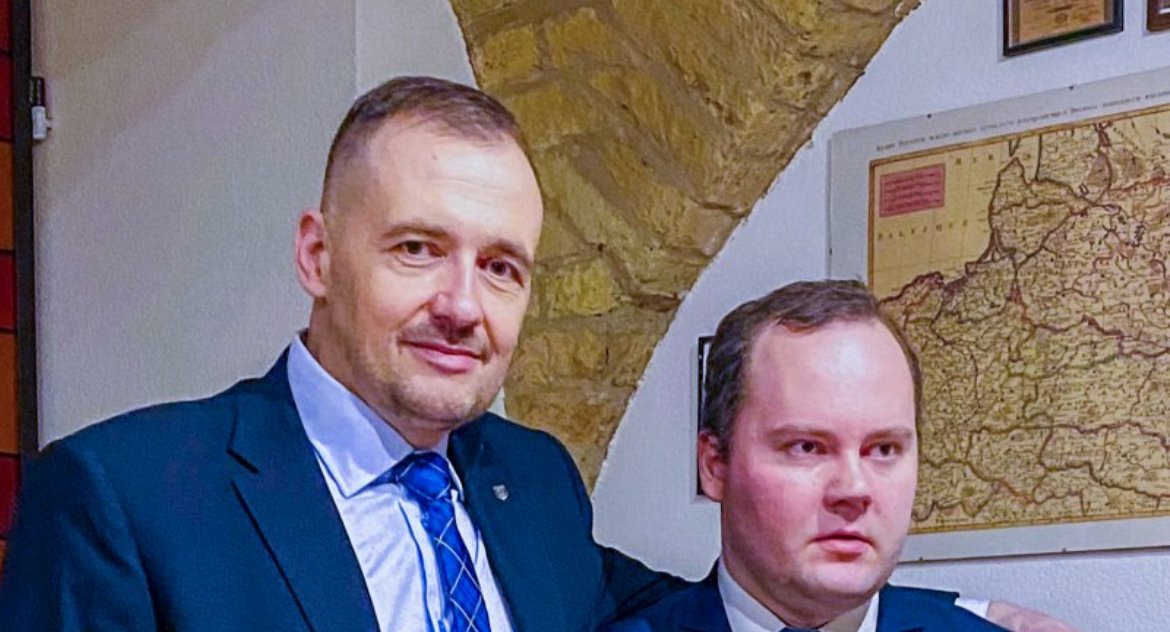 Maciej Oksztulski ma autyzm i nie mówi, a obronił jako pierwszy w kraju rozprawę doktorską