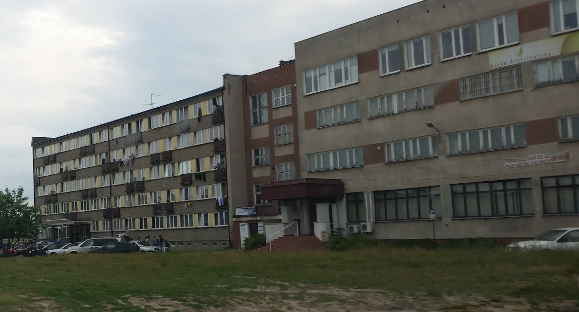 Prezydent podświetlał na zielono Pałacyk Gościnny w geście solidarności z migrantami. Potem migrantom miał owoce afrykańskie z dodatkami