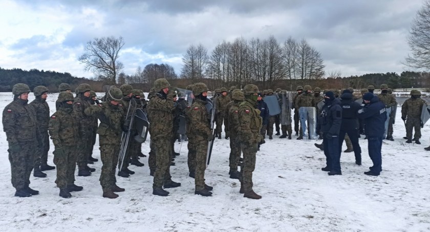 Ataki na granicy nie ustają. Dlatego policjanci szkolili żołnierzy z odpierania ataku tłumów