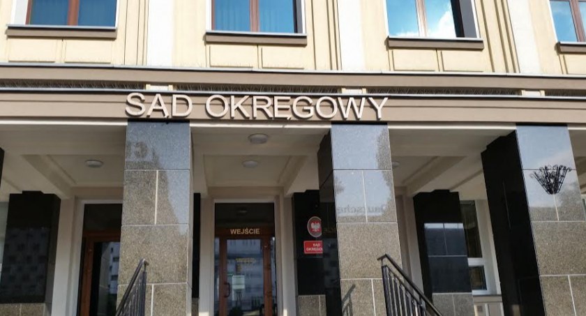 Mężczyzna wyrzucił psa z ósmego piętra. Sąd Okręgowy w Białymstoku złagodził mu wyrok