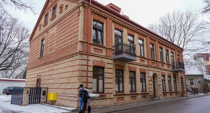 Do odnowionej kamienicy przy ulicy Sukiennej wprowadziły się dzieci z białostockiej „jedynki”