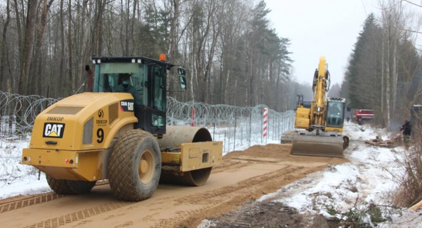 Pod granicę dotarło ponad 4 tys. stalowych słupów. Budimex naprawi drogi po zakończeniu prac
