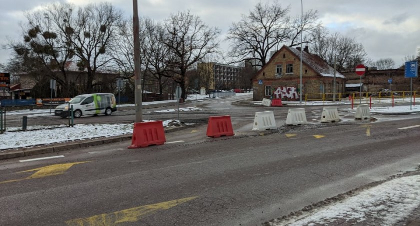 Jeszcze asfalt dobrze nie wysechł, a mieszkańcy proszą o przywrócenie ruchu jaki istniał przed remontem