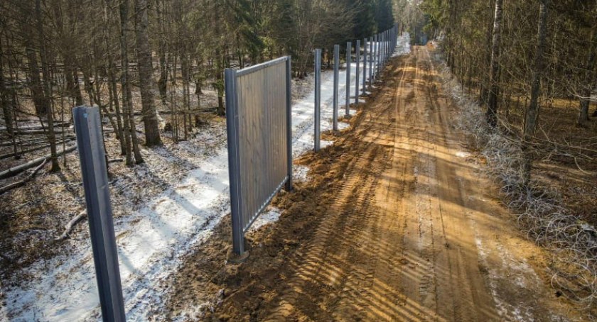 Budowa zapory na granicy trwa zgodnie z harmonogramem. Prace jednak wkrótce przyspieszą [ZDJĘCIA]