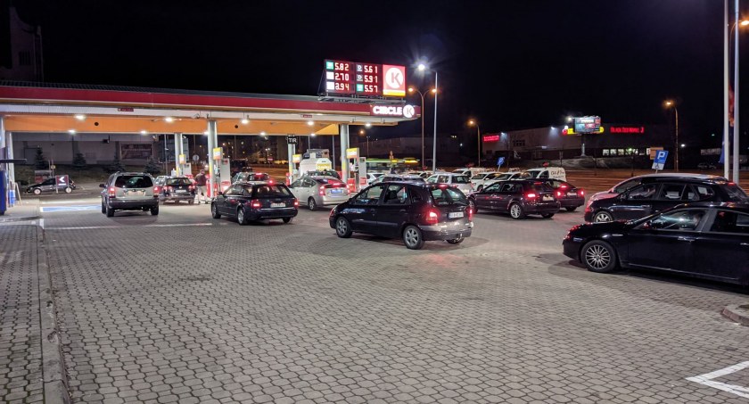 Prorosyjska propaganda rozpuszcza informację o możliwym braku paliwa. Do stacji paliw ustawiały się kolejki aut