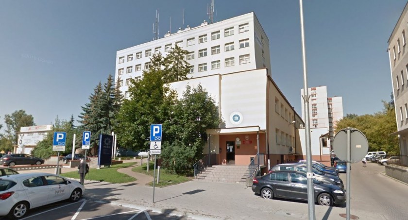 Kolejki przed biurem paszportowym. Białostoczanie planują wakacje, ale też boją się wojny