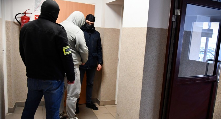 Po ponad 20 latach śledztwa podejrzany trafił do aresztu. Policjanci zatrzymali podejrzanego o gwałt i morderstwo