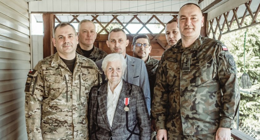 Za dobre serce Pani Danuta otrzymała Złoty Medal za Zasługi dla Obronności Kraju
