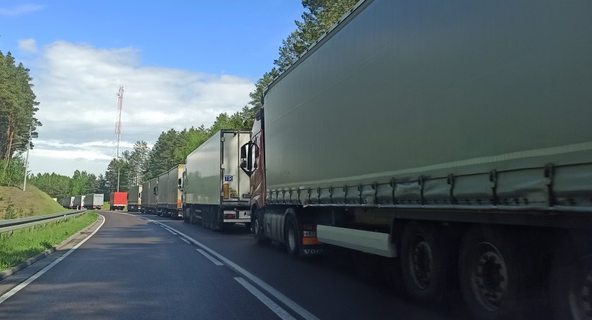 Gigantyczne kolejki do przejścia granicznego w Bobrownikach. Funkcjonariusze KAS prowadzą szczegółowe kontrole