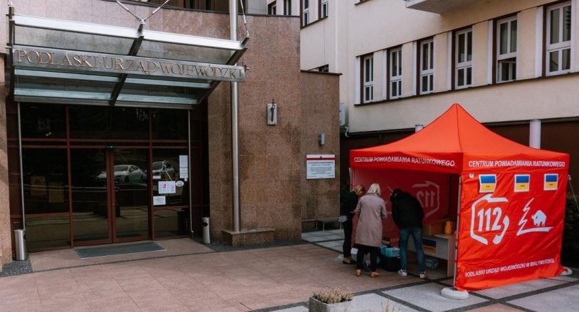 Przy Podlaskim Urzędzie Wojewódzkim stanął punkt zbiórki darów dla uchodźców