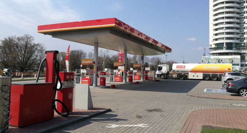 Paliwo tanieje. Ale to wciąż są bardzo wysokie ceny