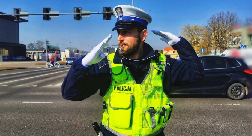 Czy na pewno wiesz jak się zachować, kiedy policjant kieruje ruchem?