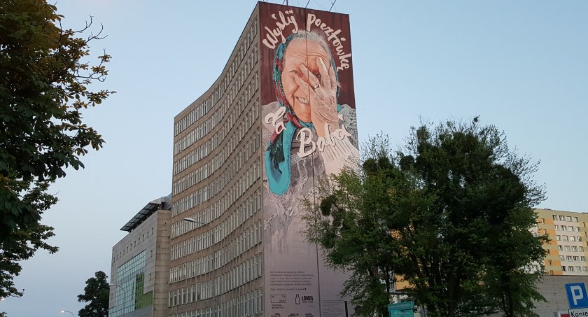 Ze ściany dawnego budynku ONZ zniknął mural z Babcią Eugenią. Ale ma wrócić