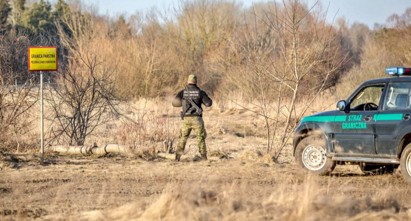 Nielegalni migranci znalezieni przez Straż Graniczną właśnie czekali na przemytników ludzi. Mieli za to już pełnomocnictwa od aktywistów