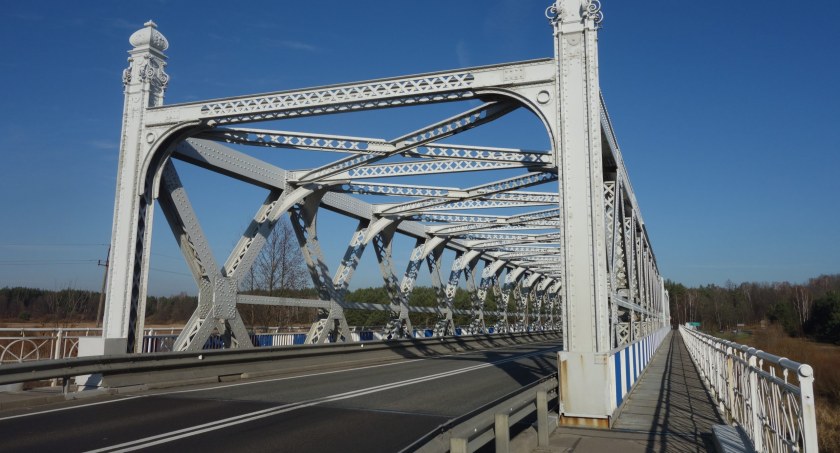 Most na rzece Narew ma zabytkowe elementy