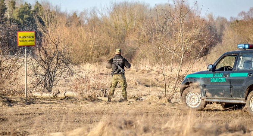 Nielegalni migranci znalezieni przez Straż Graniczną właśnie czekali na przemytników ludzi. Mieli za to już pełnomocnictwa od aktywistów