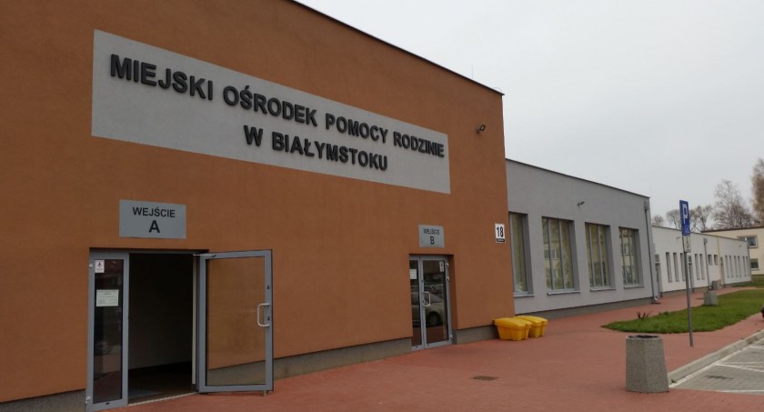 Strażnicy miejscy nie reagowali gdy jedna z kobiet pod siedzibą MOPR obrażała uchodźców z Ukrainy